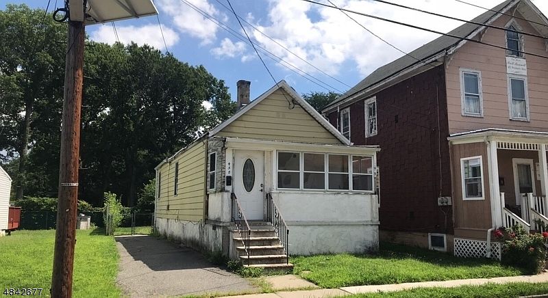 2nd image of 458 Burnside St