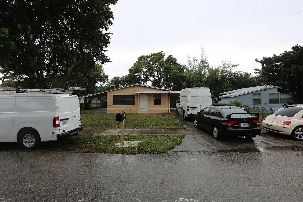 3 bed, 2.0 bath, 1053 sqft, $3,440 — Photo 1