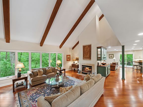 4th image of 225 Bradford Ct