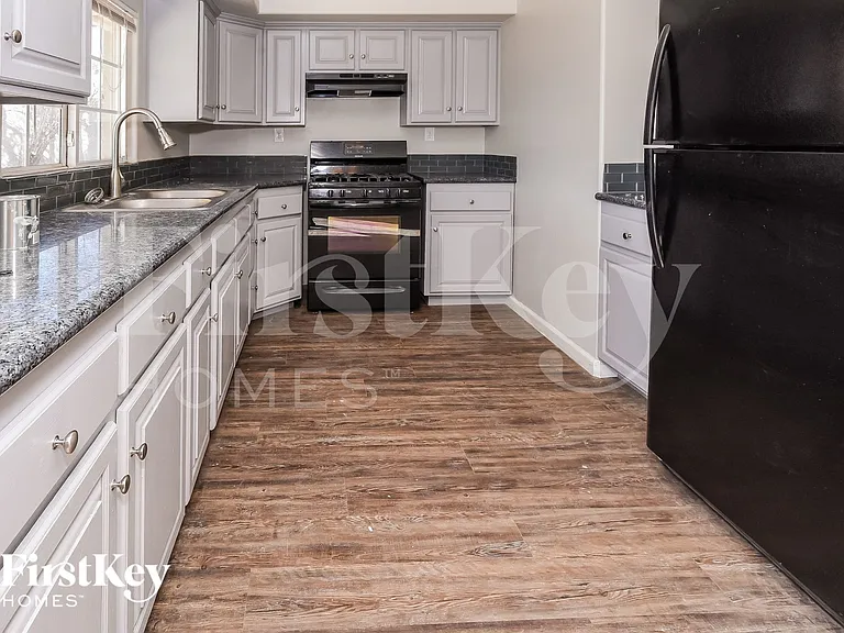 2085 Palora Ave — Photo 6