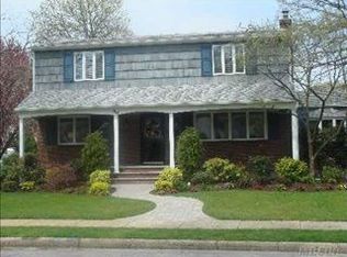 1 Millwood Ln, Merrick, NY 11566