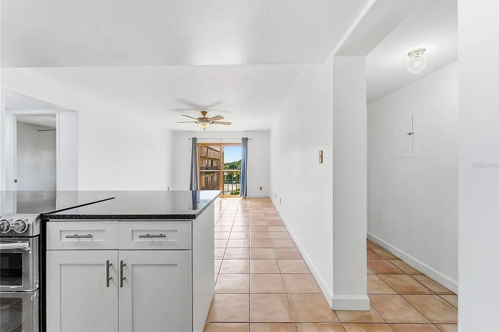 2 bed, 2.0 bath, 1094 sqft, $1,890 — Photo 3