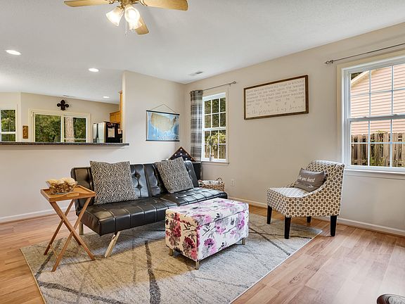 4th image of 1126 Sunburst Way NE
