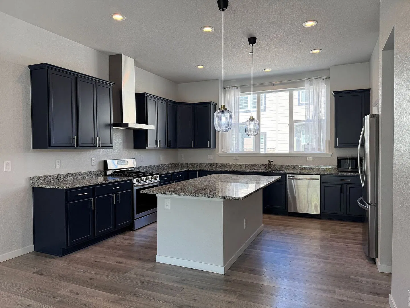 1000 Off 1st Month Rent Beautiful Modern 3BD/4BA Townhome in the Heart of Superior! — Photo 2