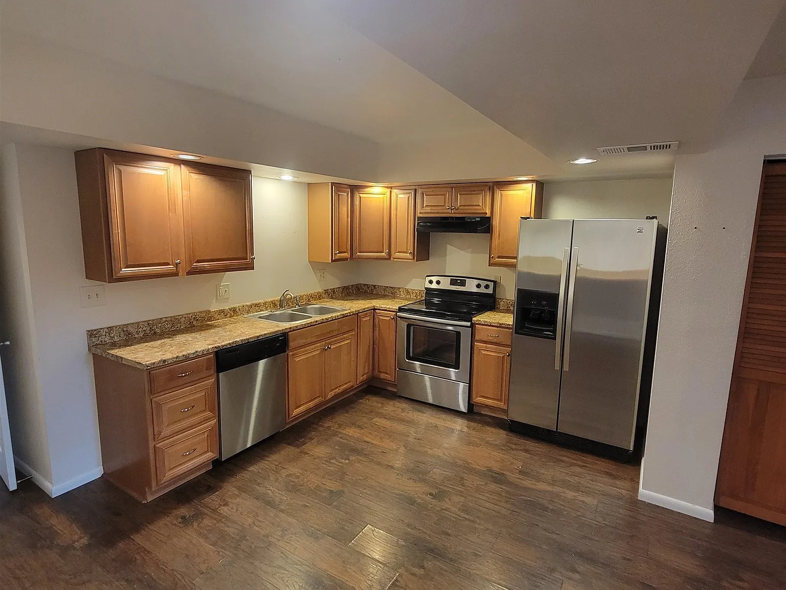 3 bed, 1.5 bath, 1164 sqft, $1,200 — Photo 4