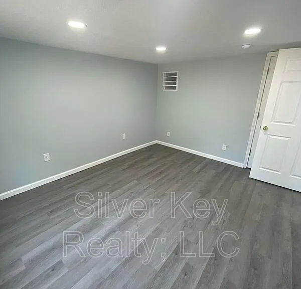 154 S Jackson St #C — Photo 3