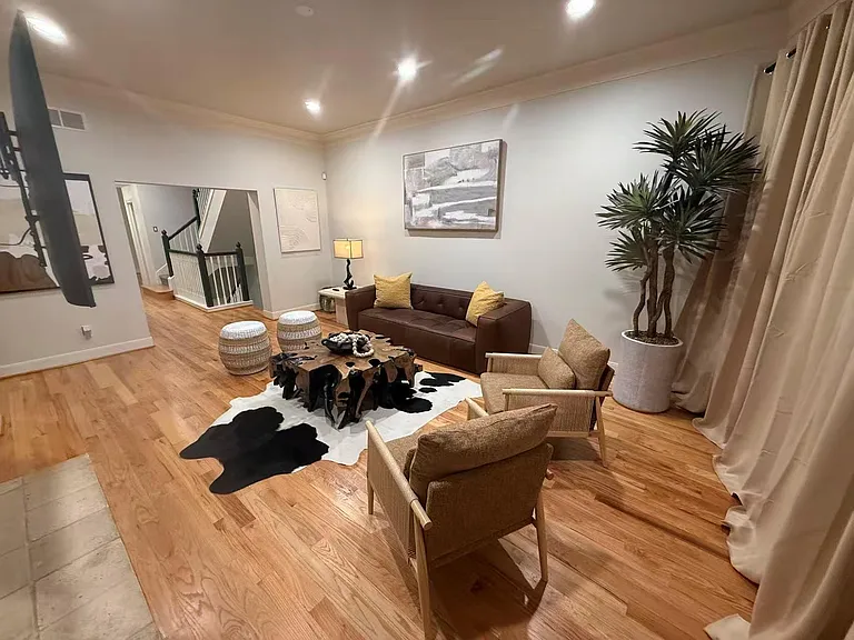 2201 Crocker St — Photo 1