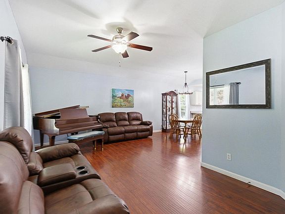 4th image of 108 Bartlett Ct