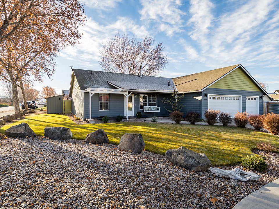 1st image of 692 NE Fieldstone Ln