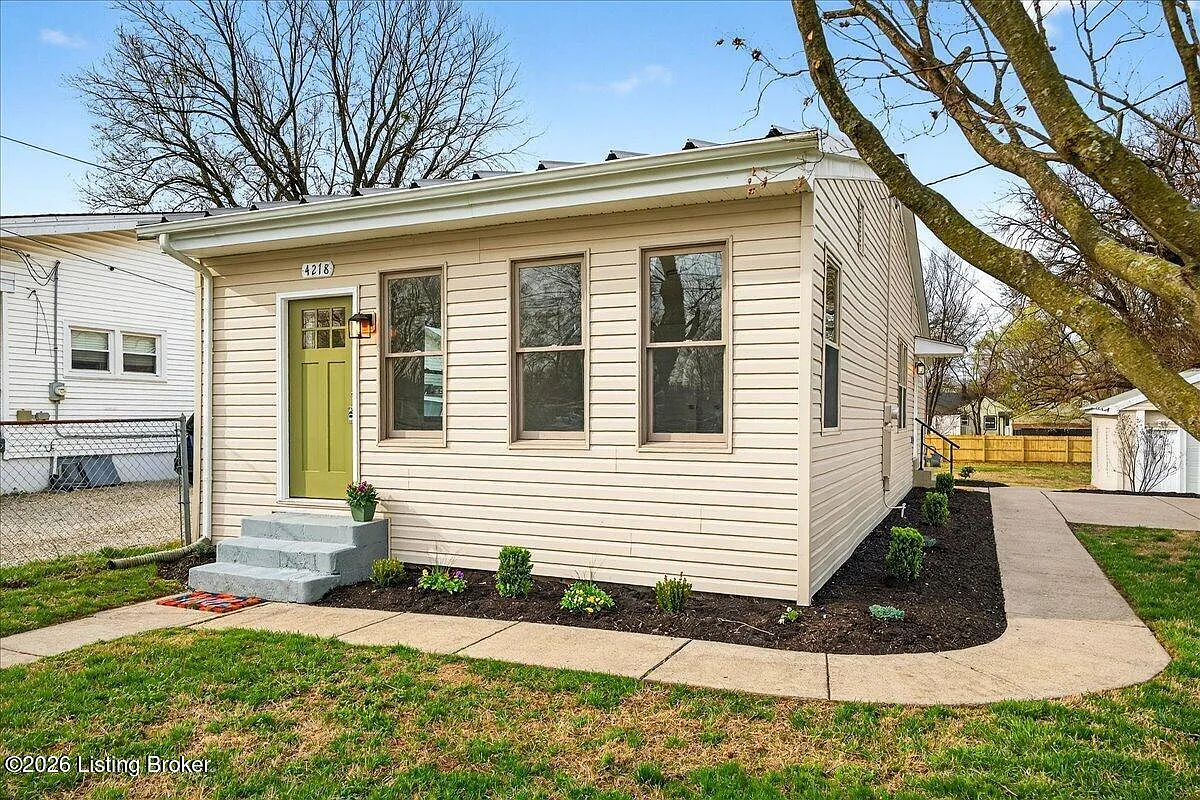 3 bed, 1.5 bath, 1120 sqft, $1,900 — Photo 1