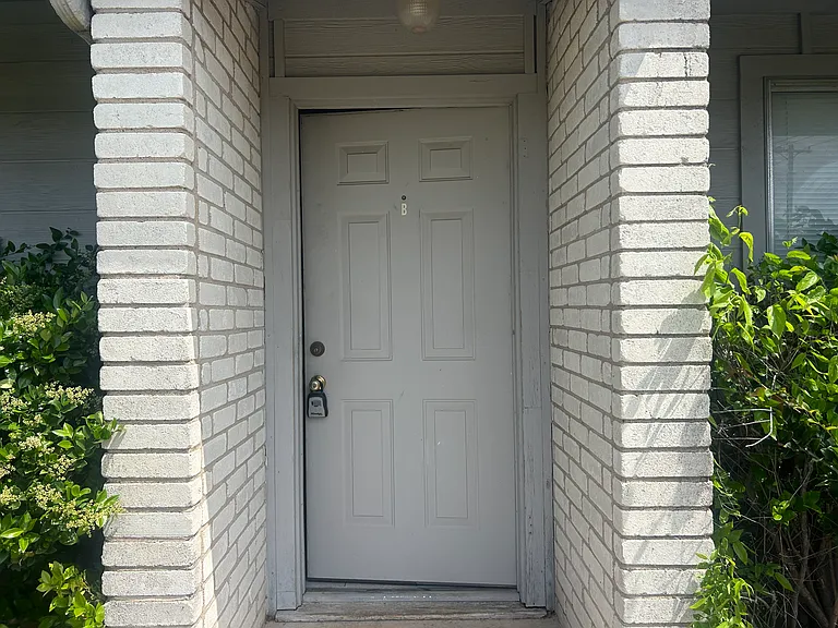 1307 Willow Springs Rd #B — Photo 2