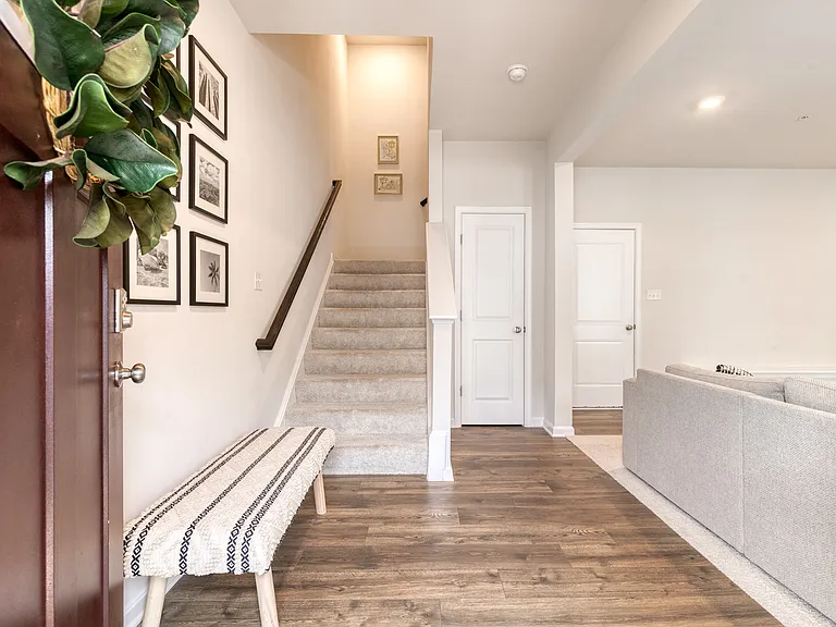 2050 Hinshaw Dr — Photo 2