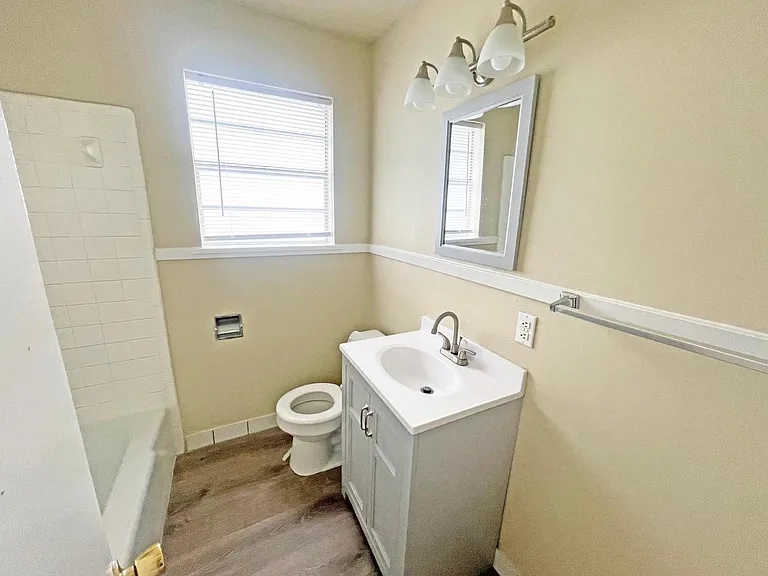 1121 Burdette St — Photo 2