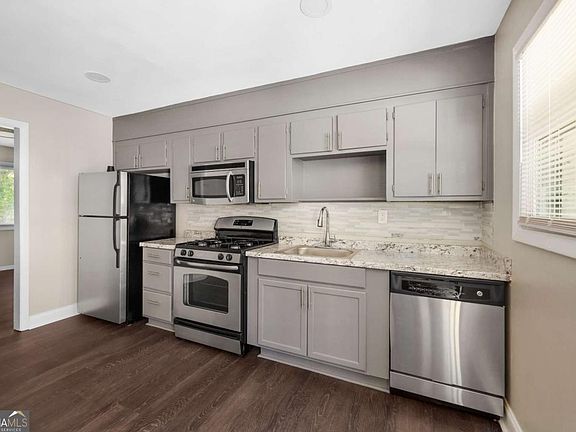 3rd image of 2837 Palm Dr