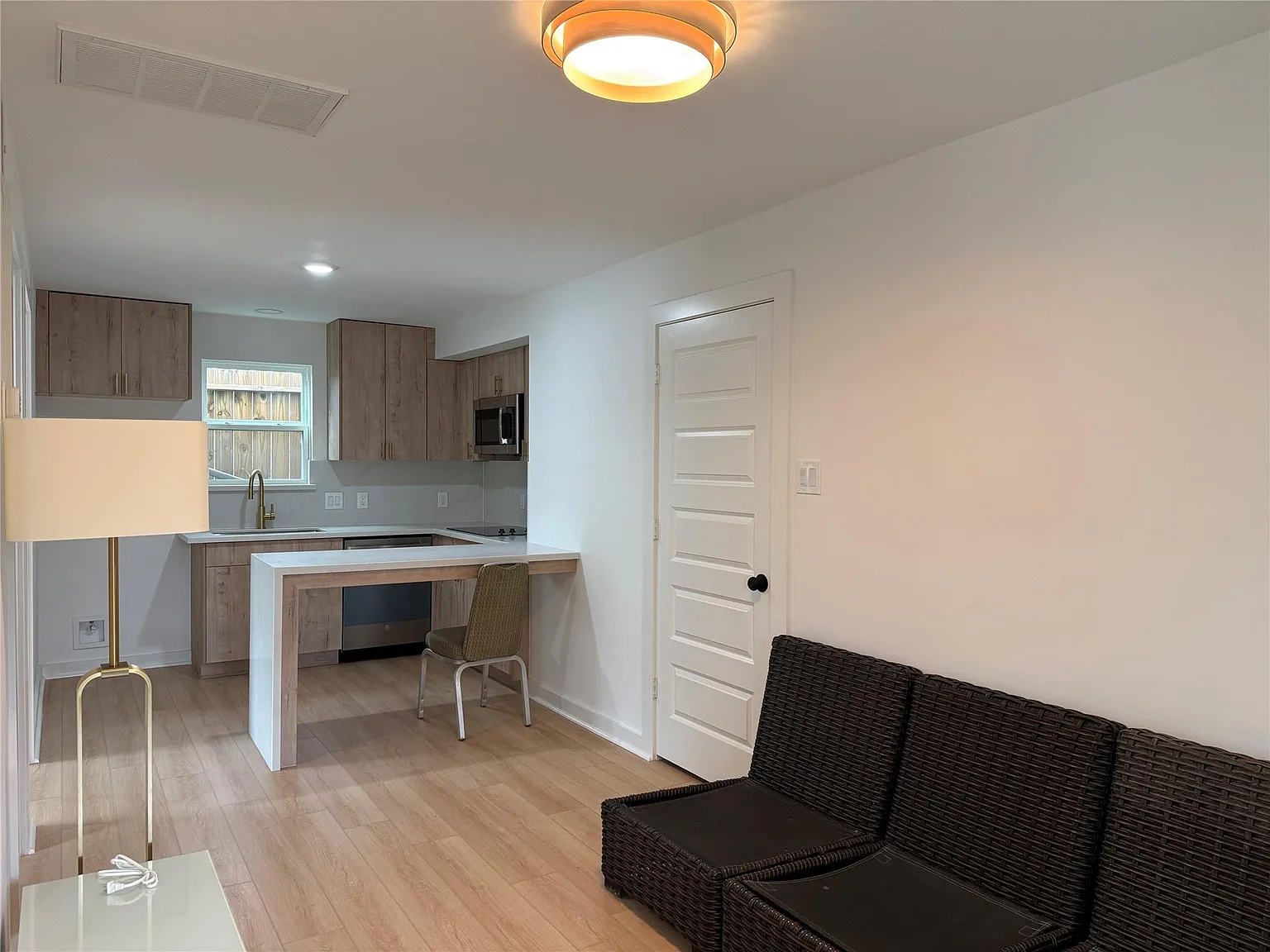 2 bed, 1.0 bath, 2000 sqft, $1,395 — Photo 2