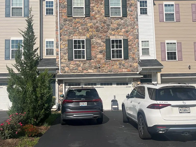 141 Graystone Dr — Photo 1