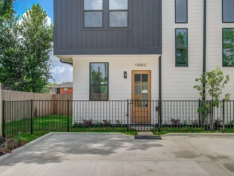 1308 Tarley St #D — Photo 2
