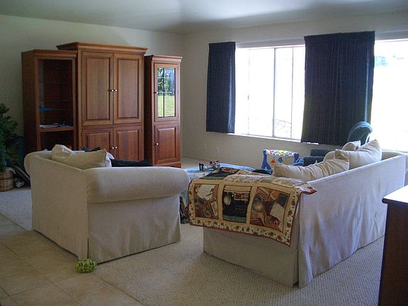 Spacious living room