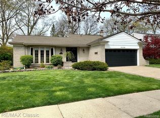 41310 Crestwood Dr, Plymouth, MI 48170