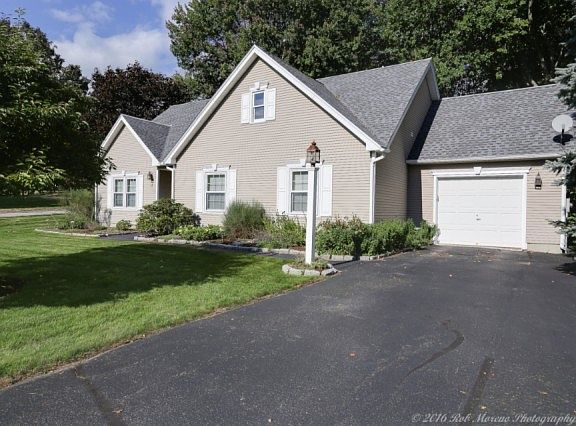 2nd image of 2 Lilacwood Cir