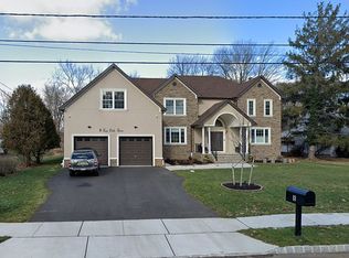 8 Twin Oaks Dr, Edison, NJ