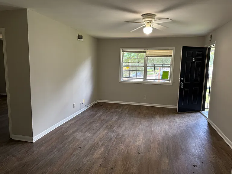 1600 Line Cir #4 — Photo 1