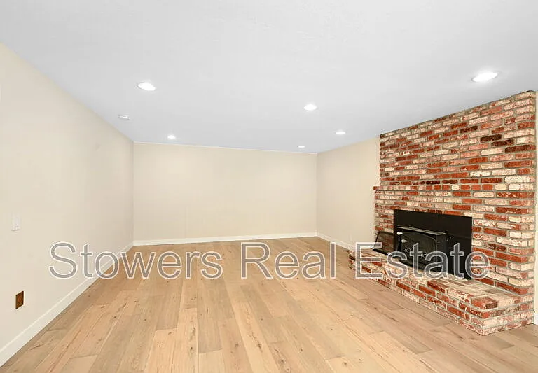 1090 Livorna Rd — Photo 12