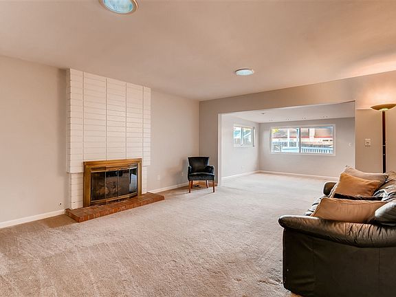 5th image of 823 Lori Ln