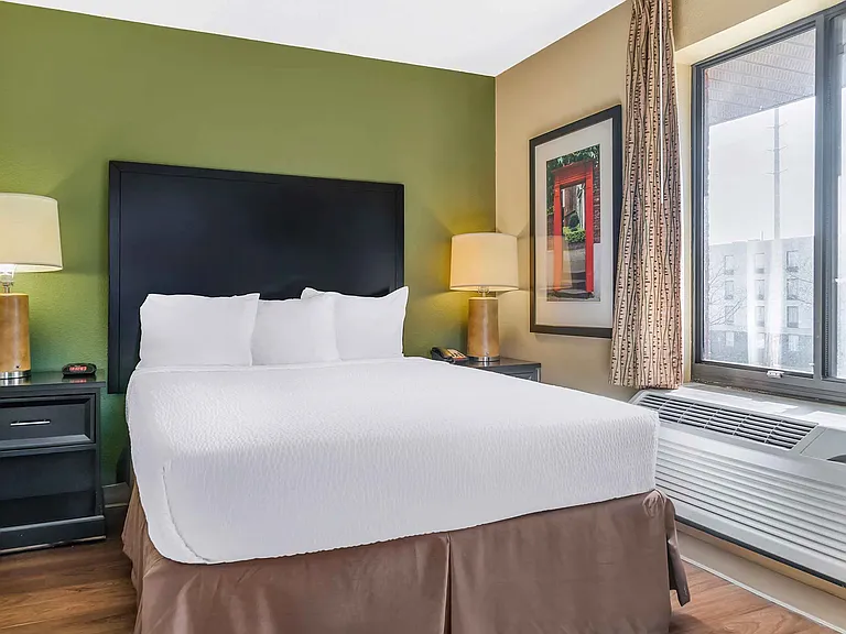 Deluxe Studio - 1 Queen Bed