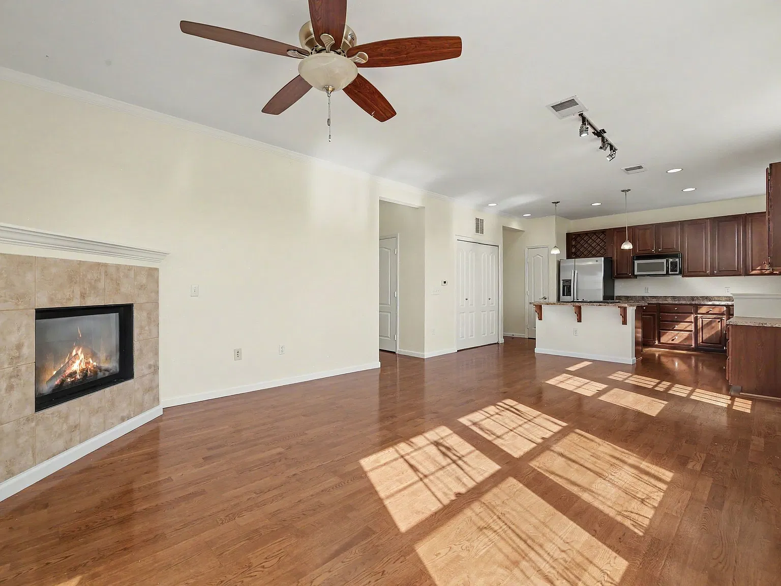 2 bed, 2.5 bath, 1297 sqft, $2,450 — Photo 4