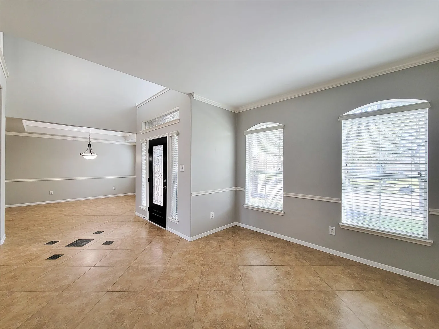 6 bed, 4.0 bath, 4296 sqft, $2,995 — Photo 4