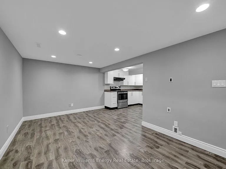 1137 Norman Cres #LOWER — Photo 23