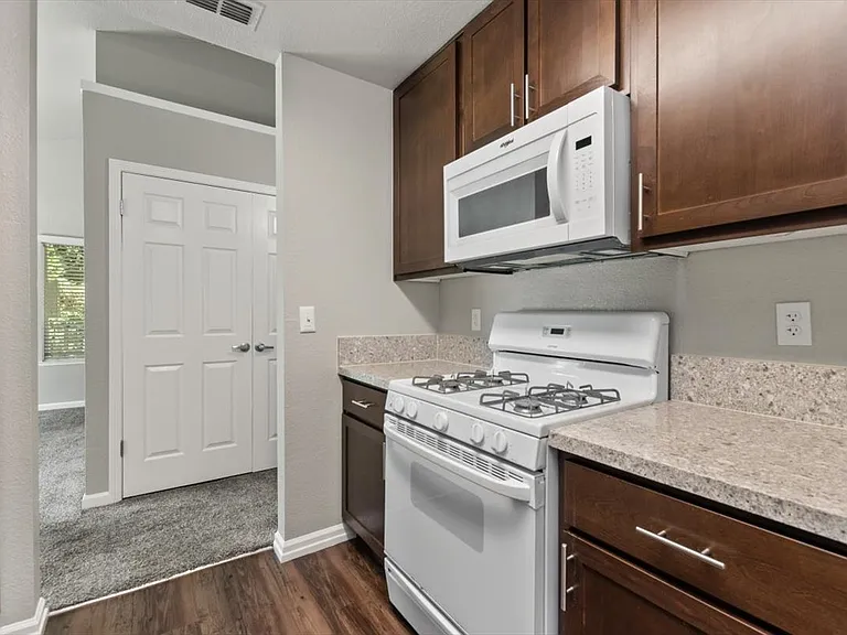 Heather Downs Apartments — Photo 32