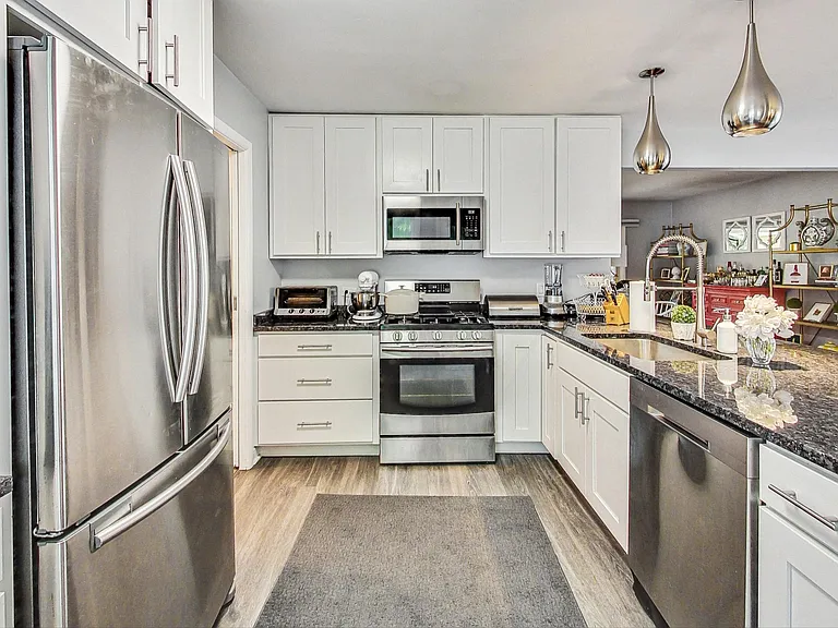 Kitchen with breakfast bar