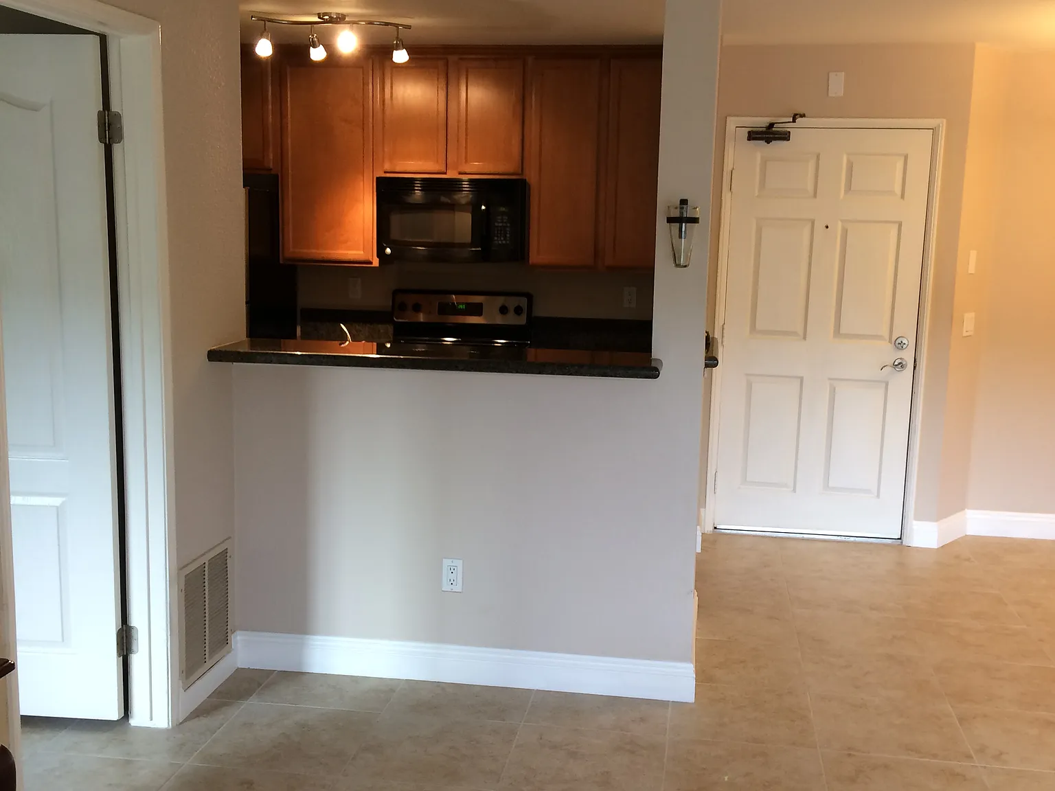 2 bed, 850 sqft, $3,400 — Photo 1