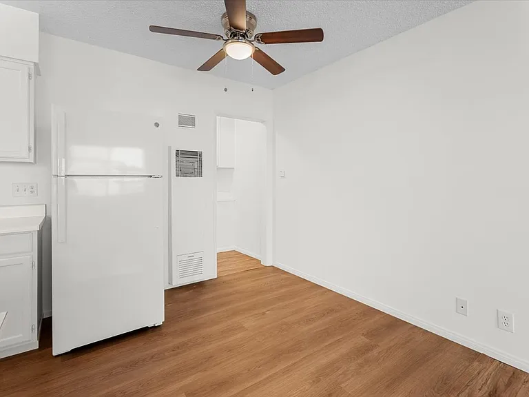 4458 Woodman Ave #2 — Photo 11