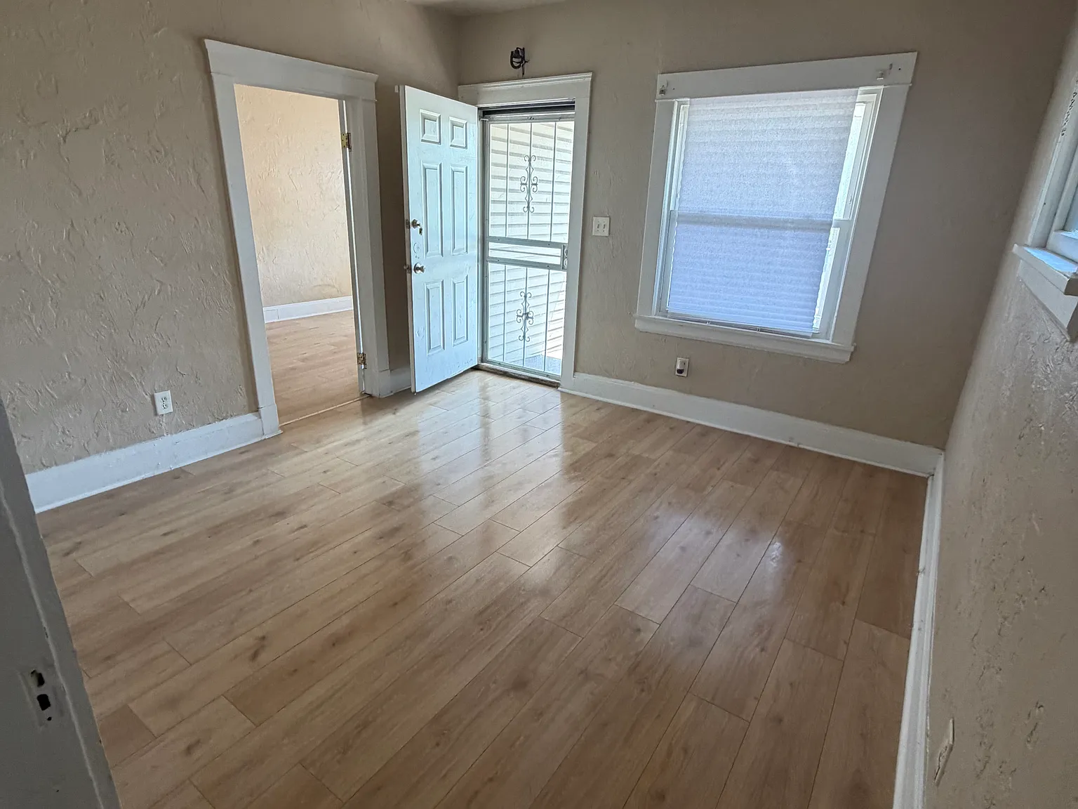 2 bed, 900 sqft, $950 — Photo 2