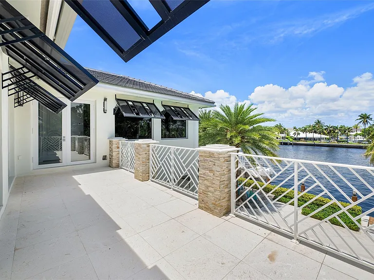 2307 N Riverside Dr — Photo 26