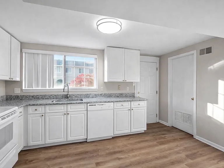 Donovan Townhomes — Photo 4