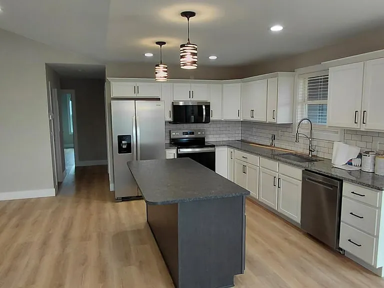 141 Maple Dr — Photo 2