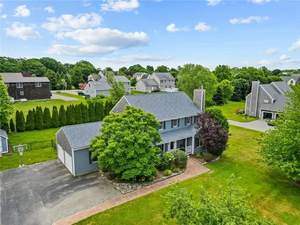 66 Fieldstone Dr, Portsmouth, RI 02871