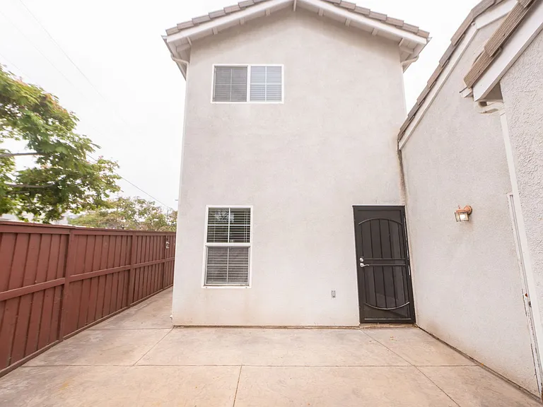 511 Stork St — Photo 2