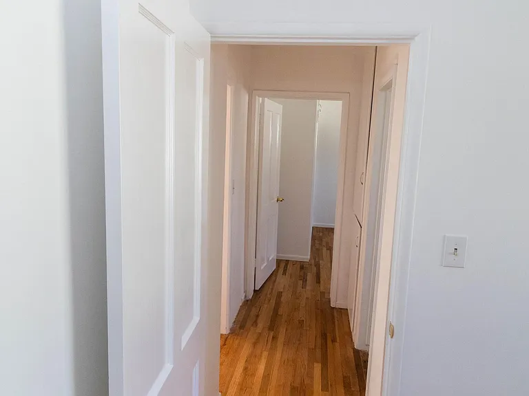 663 E Queen St #2 — Photo 7