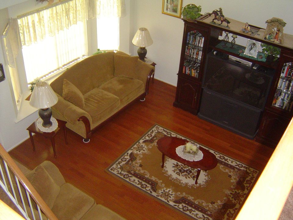 Formal Livingroom w Hardwood Flrs
