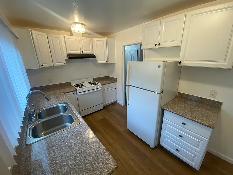 21411 Locust St — Photo 4