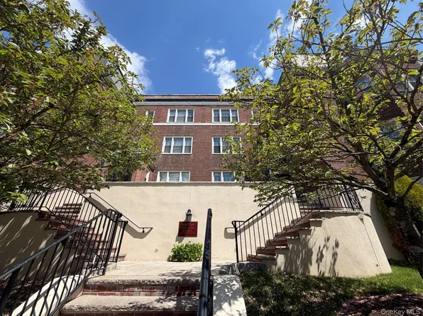 4 Chateaux Circle #4C, Scarsdale, NY 10583