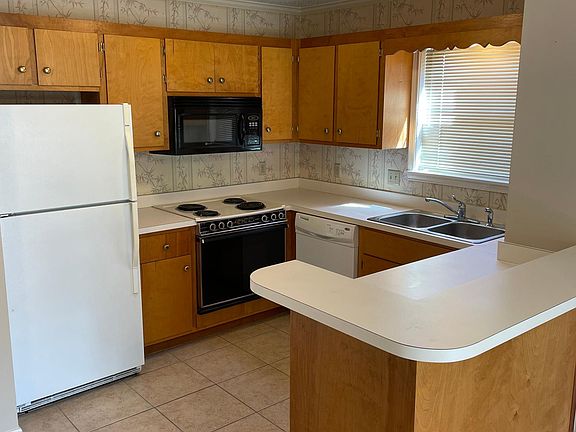 Kitchen with all appliances