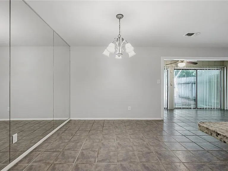 2183 Surrey Ct — Photo 8
