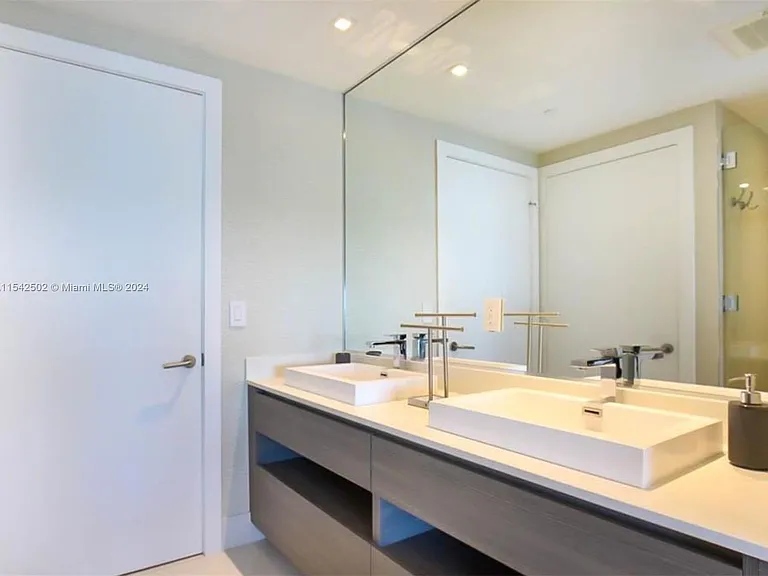 460 NE 28th St #2903 — Photo 1