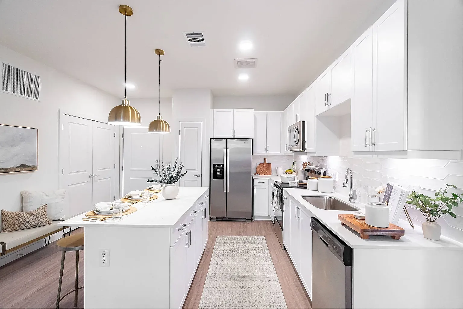 1 bed, 825 sqft, $1,907 — Photo 3